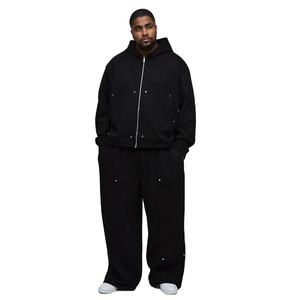 Ensemble survêtement homme noir avec sweat à capuche zippé épais et pantalon cargo assorti – Vêtements OEM ODM en gros - Product Image 1