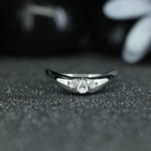 Bague de fiançailles en moissanite en forme de poire, 3 pierres, argent 925 plaqué rhodium, bague de mariage minimaliste pour femmes - Product Image 1