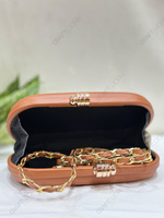 Pochette de soirée de luxe moderne avec cadre lisse couleur tan, emblème de tigre en métal, doublure en soie, pour mariée, printemps, été, hiver, pièce maîtresse