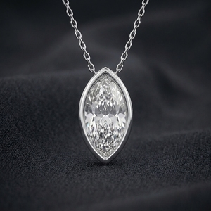 Collar con Colgante Solitario de Diamante Cultivado en Laboratorio, Corte Marquise Brillante, con Bisel Minimalista, Cadena Delicada Chapada en Oro de 14K - Product Image 3