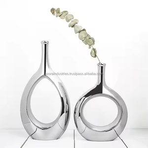 Florero Moderno de Aluminio de Calidad, Color Plateado, Ecológico, Hecho a Mano para Decoración de Bodas y Restaurantes por Azora Industries - Product Image 2