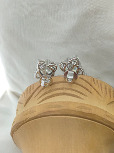 Pendientes de diamantes con corte cojín y piedras laterales en oro blanco, una combinación deslumbrante de brillo suave y elegancia refinada, hechos para destacar. - Product Image 3