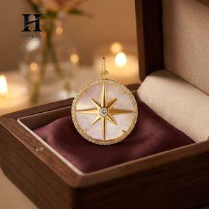 Collar de Joyería Fina con Colgante de Estrella de Brújula de Madreperla, Halo de Diamantes y Medallón Celestial de Moissanita para Mujer - Product Image 3