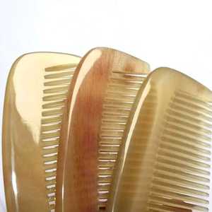 Peigne à cheveux en corne de vache fait main, écologique et personnalisé, design moderne, forme naturelle pour femmes - Cadeau d'affaires, décoration d'intérieur - Product Image 5