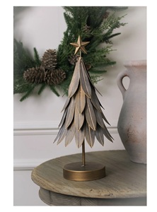 Décoration de table moderne en aluminium moulé argenté avec découpe en forme de sapin de Noël sur base en bois – Statues de sapin de Noël texturées en nickel, faites à la main - Product Image 4