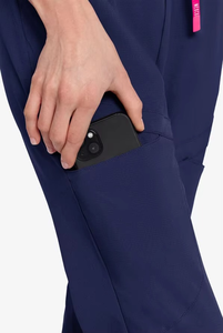 Ensemble d'uniformes médicaux élégants pour femmes OEM – Hauts à manches courtes et pantalons ajustés pour personnel hospitalier, clinique et salon de beauté - Product Image 3