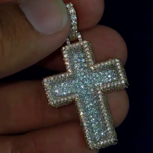 Colgante de cruz con incrustaciones de moissanita plateada, estilo diamante, colgante de cruz de Jesús estilo hip hop, amuleto religioso brillante, regalo de joyería para unisex - Product Image 1