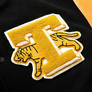 Veste universitaire noire pour homme Urban Crust, manches en PU jaunes, patch brodé tigre, à capuche, séchage rapide, respirante, vêtement décontracté d'hiver - Product Image 4