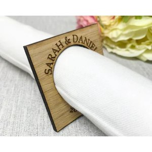 Nuevo anillo de servilleta de madera MDF cortado con láser, con nombre y diseño personalizados, para decoración de mesas en bodas y eventos. - Product Image 1