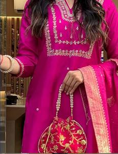 Conjunto de Kurta de Rayón con Bordado y Dupatta con Encaje para Mujer, Tallas Completas, Suministro al por Mayor, Alta Margen de Ganancia, para Minoristas de Ropa Étnica Premium - Product Image 4