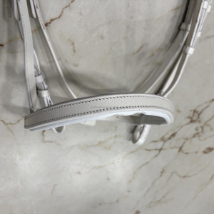 Brida de Cuero Blanco de Alta Calidad para Carreras con Riendas de Cuero Trenzado, Muserola y Frontal Acolchados - Product Image 3