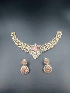 ชุดเครื่องประดับทองคำชุบเงิน Amaira Jewels ประกอบด้วยสร้อยคอและต่างหู ประดับด้วยพลอยโพลกี ดีไซน์ลายดอกไม้คลาสสิก เหมาะสำหรับงานแต่งงานและเจ้าสาว - Product Image 6