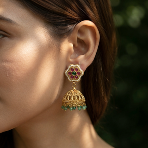 Boucles d'oreilles Jhumka en laiton plaqué or, style antique traditionnel, imitation florale, avec pierres taille émeraude et perles, pour fiançailles - Product Image 1