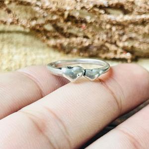 Anillo minimalista de doble corazón en plata de ley 925, anillo delicado para mujer, regalo para ella, amor. - Product Image 3