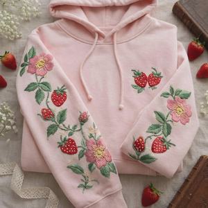 Sweat à capuche unisexe décontracté en coton tricoté fait main avec broderie florale fraise pour le printemps - Product Image 3