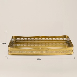 Plateau rectangulaire élégant en laiton doré avec un motif de bordure découpé en détail pour servir des boissons, des collations, des desserts et pour la décoration de la maison - Product Image 3