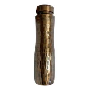 Botella de cobre martillado, diseño curvo elegante, material de cobre puro, color antiguo, acabado brillante, reutilizable, ecológico. - Product Image 1