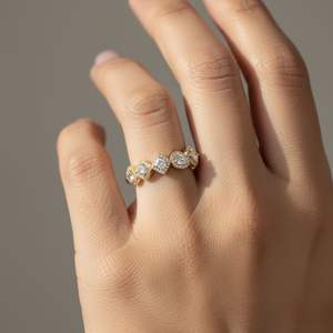 Anillo Geométrico con Halo Pavé de Formas Mixtas de 0.90CTW - Product Image 6