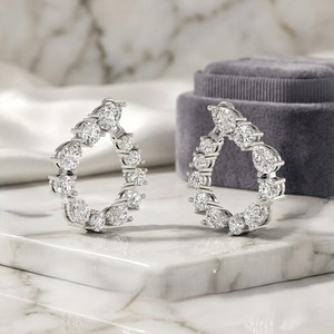 Pendientes de aro con diamantes en forma de lágrima y engaste de puntas de formas mixtas de 1.75 quilates de peso total. - Product Image 3