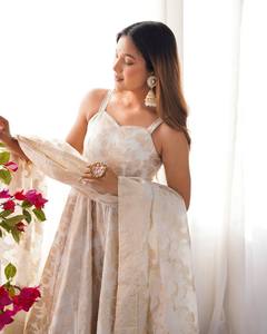 Conjunto de Kurti, Pantalón y Dupatta de Estilo Islámico, Ideal para Fiestas y Eventos, Color Blanco, Diseño con Cuello Redondo, Estampado con Vuelos Grandes - Product Image 5