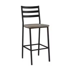 Tabouret et chaise de bar les plus vendus, en bois naturel avec assise ronde et base en métal noir, pour utilisation en comptoir de pub industriel. - Product Image 6
