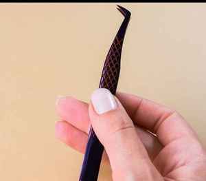 Pinces à extensions de cils de haute qualité en acier inoxydable, précision, durabilité, antimagnétiques, résistantes aux acides, pour un pose de cils impeccable - Product Image 3