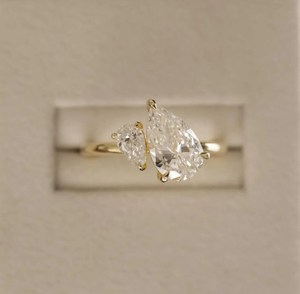 แหวนเพชรทรงลูกแพร์ Double Stone 2+1 กะรัต เพชรเลี้ยงในห้องปฏิบัติการ Toi Moi ทองคำแท้ 14K ของขวัญเซอร์ไพรส์สำหรับคนรัก - Product Image 2