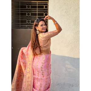 Sari de Seda Kora Premium Elite Weaves con Bordado Meenakari y Zari, con Blusa de Brocado y Pallu Elegante para Bodas Indias/Pakistaníes - Product Image 3