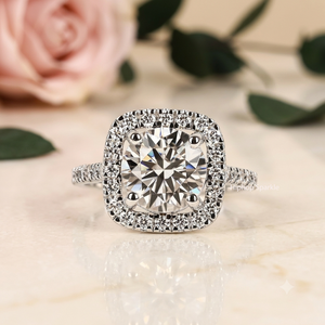 Anillo de Compromiso de Plata de Ley 925 con Corte Redondo Halo y Moissanita VVS, Anillo de Promesa de Boda Chapado en Oro Blanco de 18K - Product Image 1