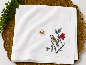 Serviette brodée Swallow, ajoute une touche légère et élégante à la décoration de table. - Product Image 1