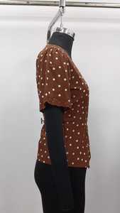 เสื้อเบลาส์คอวีลายจุดสีน้ำตาลแขนสั้นผูกเอวผ้าชีฟองสำหรับใส่ทำงานแบบลำลอง - Product Image 3