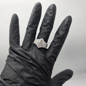 Anillo de compromiso y boda de plata de ley 925 con baño de rodio y engaste pavé de circonitas talla baguette. Moissanita de Lujo Estilo Hip Hop - Product Image 3