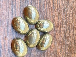 Lote al por mayor de gemas sueltas calibradas de pirita dorada natural ovalada de 5x7 mm con base plana para fabricación de joyas - Product Image 3