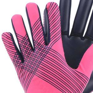 Gants de football gaélique d'extérieur personnalisés fabriqués au Pakistan, confortables, respirants, en cuir et néoprène, antidérapants, avec sangle de poignet réglable, faible profil - Product Image 4