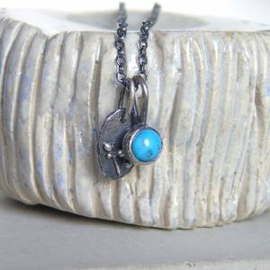 Pendentif délicat en turquoise bleue, breloque botanique printanière, ensemble de bijoux en argent sterling pour fiançailles et anniversaire, fait main - Product Image 2