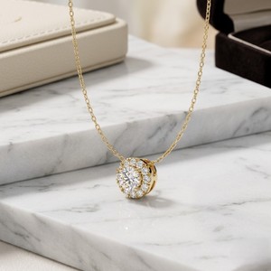 Collier solitaire avec diamant rond serti à griffes de 0,70 carat - Product Image 1