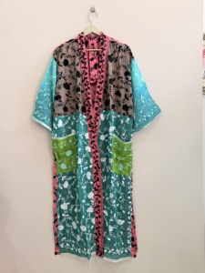 Robe kimono longue en viscose georgette à col en V brodée de fleurs Phulkari pour femmes, vêtements de détente de luxe - Product Image 4