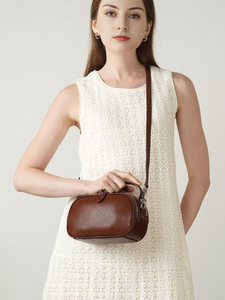 Bolso Bandolera Mini Minimalista de Cuero Marrón en Forma de Barril con Cierre de Cremallera, Unisex, para Uso Diario - Product Image 1