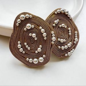 Broche Bordado a Mano de Primera Calidad, Regalo para Mujeres Coleccionistas, Artesanía MD, Modelo MD-9803, Diseño Floral, Moda Bordada B - Product Image 1