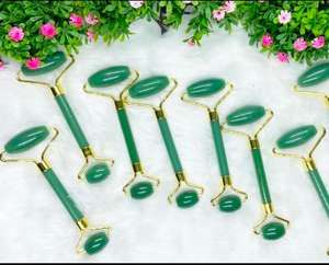 Masseur facial en jade vert artisanal de qualité supérieure pour le contour du visage et la circulation sanguine, disponible au meilleur prix - Product Image 5