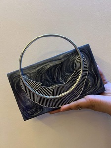 Sac à main personnalisé en résine ILAHI fait main avec chaîne, bandoulière, imprimé sérigraphié noir et blanc à carreaux, pour usage quotidien - Product Image 3
