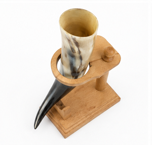 Corne à boire viking artisanale avec support en bois massif, corne de buffle naturelle, coupe médiévale pour hydromel, vaisselle de bar rustique - Product Image 4