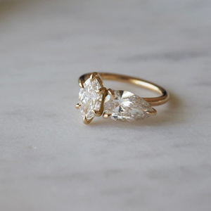 Anillo de compromiso de oro amarillo de 10K con dos moissanitas blancas de corte marquesa y pera, engastadas con puntas, anillo Toi et Moi, anillo de regalo - Product Image 3