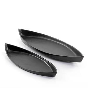 Plat de luxe en aluminium en forme de feuille design, finition noire mate, plateau au design classique - Product Image 2