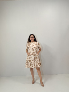 เดรสลำลองสำหรับผู้หญิงสีเบจพิมพ์ลายดอกไม้พฤกษศาสตร์พร้อมกระเป๋าหน้าแขนสั้นและชายกระโปรงระบาย - Product Image 1
