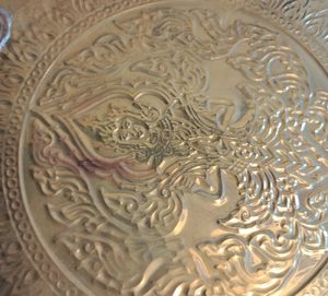 Plateau en laiton artisanal personnalisé, style élégant, bords découpés avec des motifs complexes, motifs classiques, cadeau souvenir de luxe pour hôtel - Product Image 5