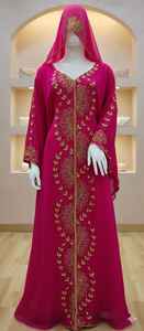 Kaftan marocain magenta exquis avec broderie dorée complexe et accents perlés, hijab en mousseline assorti, élégance royale, longueur au sol - Product Image 3