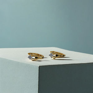 Elegantes Pendientes de Aro de Oro de 22K con Diamantes, Diseño Triangular Moderno y Acento de Esmalte Negro, Joyería Estilosa para Mujer - Product Image 2