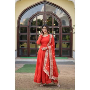 Robe musulmane traditionnelle de créateur avec des paillettes brodées élégantes et des accessoires vestimentaires Dupatta fabriqués à la main - Product Image 6