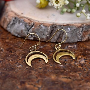 Pendientes de media luna de latón chapado en oro, diseño moderno, forma irregular, acabado pulido, joyería para el día de San Valentín - Product Image 2